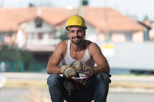 Trabajador De La Construcción Relajando El Aire Fresco Durante El Trabajo