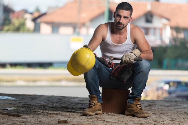 Trabajador De La Construcción Relajando El Aire Fresco Durante El Trabajo