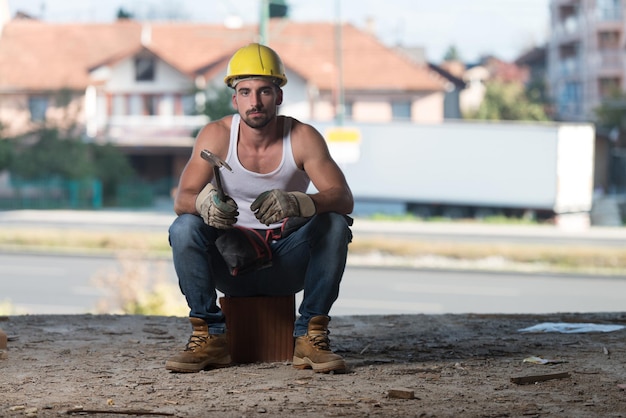 Trabajador De La Construcción Relajando El Aire Fresco Durante El Trabajo