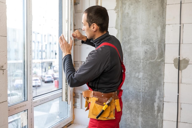 Trabajador de la construcción reparando ventanas en casa.