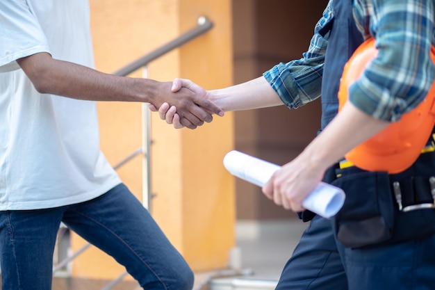 Trabajador de la construcción saludando a un cliente durante la reunión