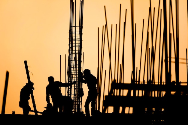 Trabajador de la construcción silueta en el lugar de trabajo