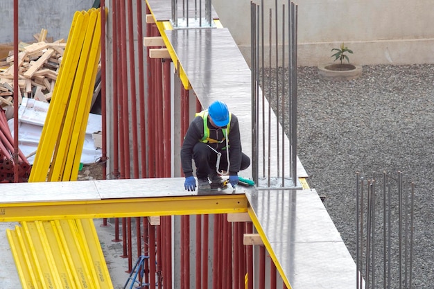 Trabajador de la construcción en el sitio de construcción