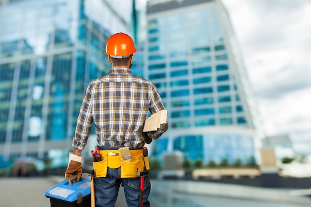 Trabajador de construcción en el sitio de construcción