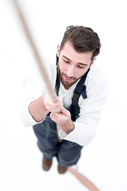 Trabajador de la construcción subiendo la cuerda