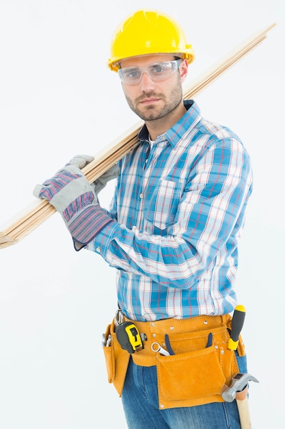 Trabajador de la construcción con tablones de madera