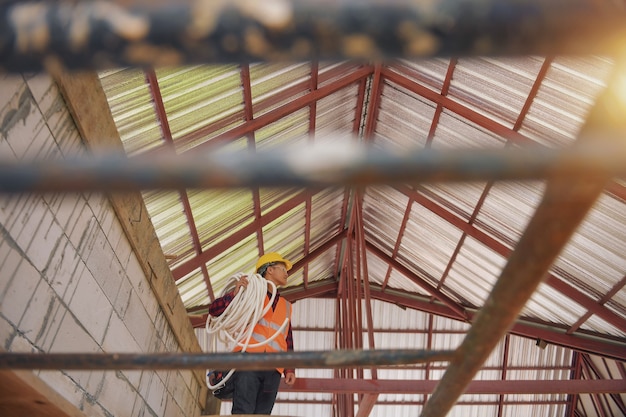 Foto trabajador de la construcción del techador instalar nuevo techo