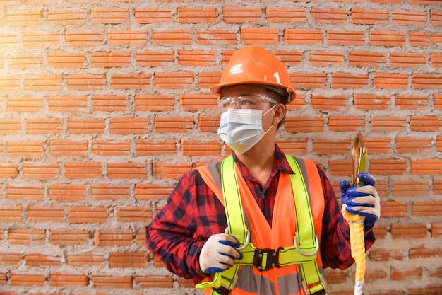 Trabajador de la construcción del techador instalar techo nuevo, herramientas para techos, taladro eléctrico usado en techos nuevos con chapa metálica.