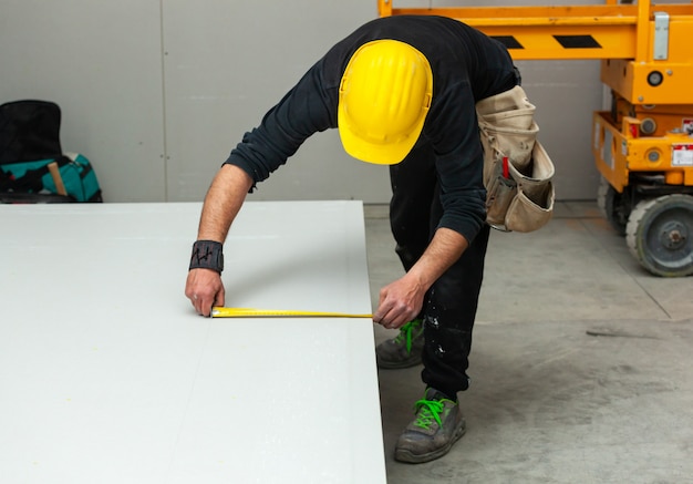 Trabajador construye una pared de pladur.