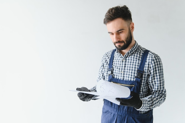 Un trabajador dedicado que hace cálculos de material para apartamento en proceso de construcción