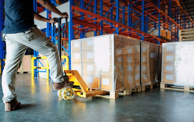 Trabajador descargando cajas de paquetes en el almacén de almacenamiento Envío de carga Envío de almacén Logística