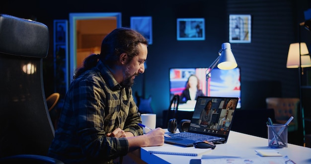 Trabajador a distancia conversa con el consejo de administración durante una reunión de negocios por videoconferencia