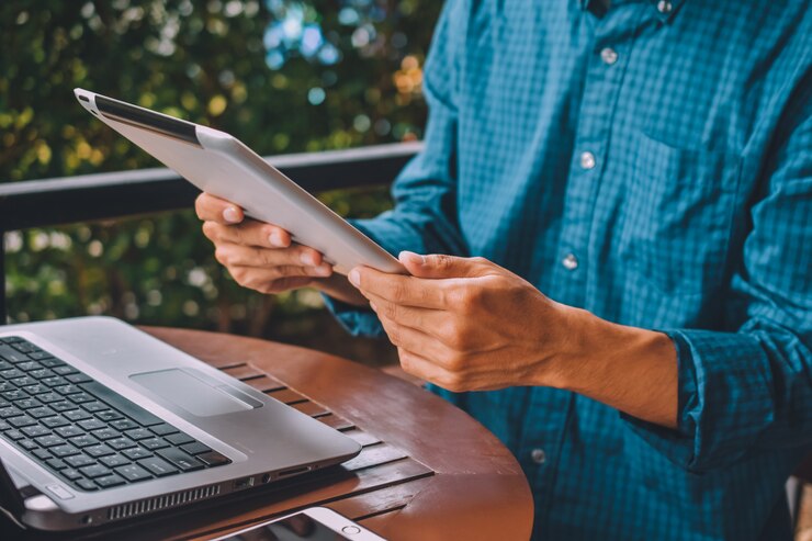 Foto trabajador empresario usando tableta revisando correo electrónico por internet