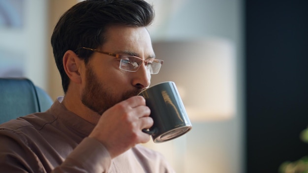 Trabajador enfocado escribiendo bebiendo café en el lugar de trabajo escritorio de trabajo de escritor de primer plano