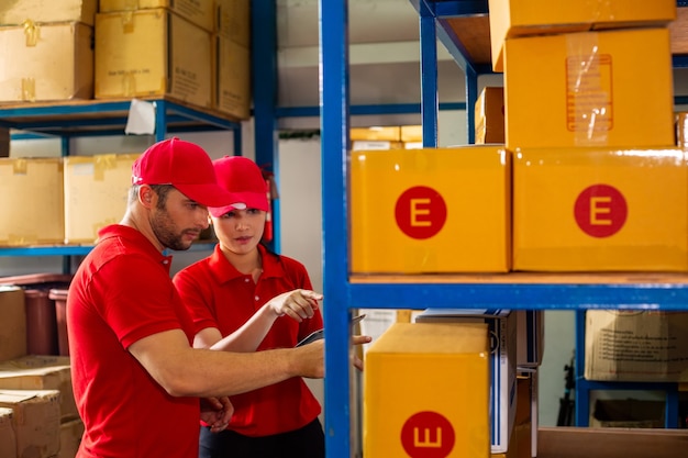 Trabajador de entrega con cartón para enviar al cliente