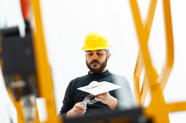 Trabajador enyesado de pared de placa de yeso