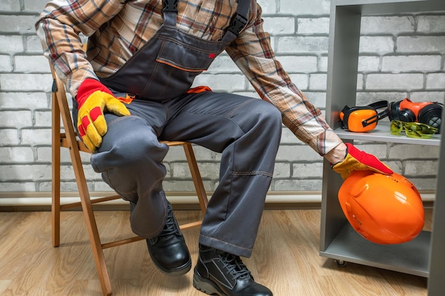 Trabajador en equipo de seguridad Constructor de hombre en ropa protectora