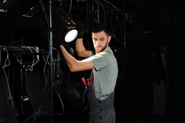 El trabajador del escenario pone las luces