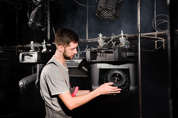 El trabajador del escenario pone las luces