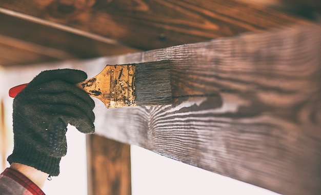 trabajador está pintando una terraza de madera