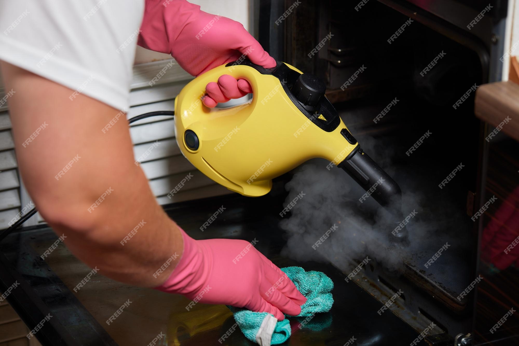 Trabajador experimentado en equipos de cocina de limpieza a vapor de  guantes de goma