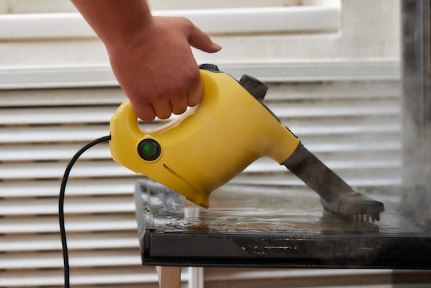 Trabajador experimentado en equipos de cocina de limpieza a vapor de guantes de goma