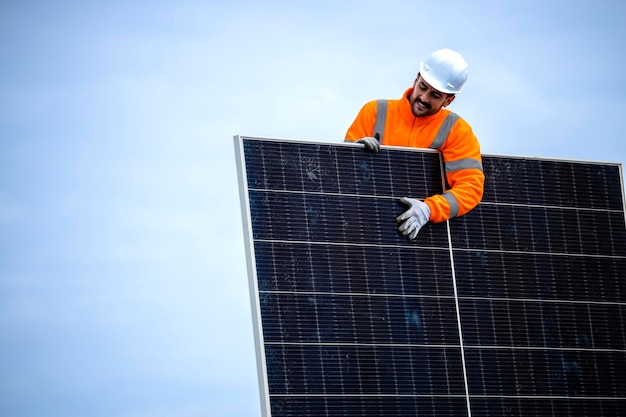 Trabajador experimentado instalando paneles solares para la producción de energía sostenible