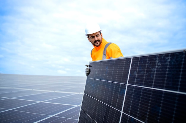 Trabajador experimentado instalando paneles solares para la producción de energía sostenible