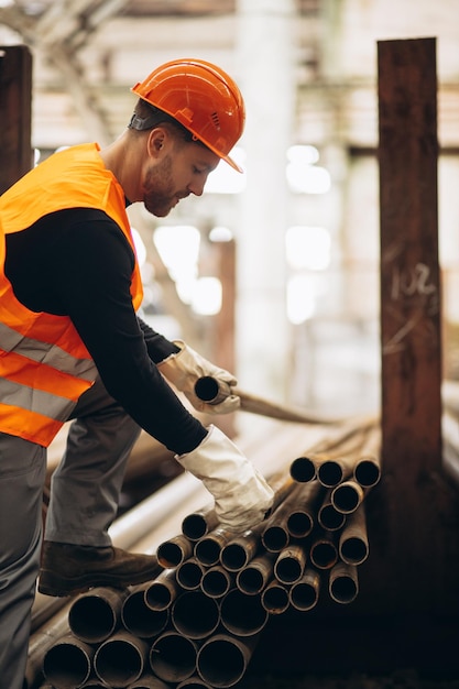 Trabajador de la fábrica de acero comprobando el material.