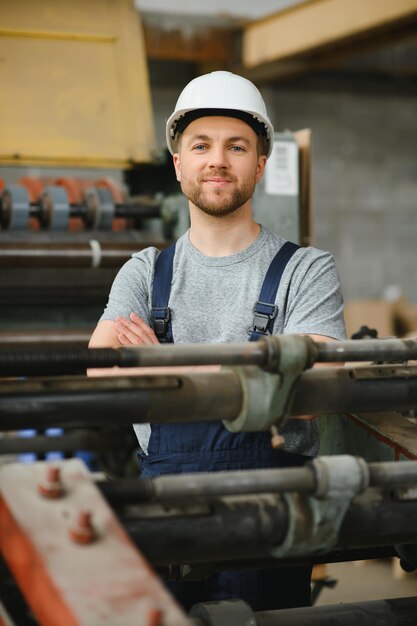 Trabajador de fábrica Hombre trabajando en la línea de producción