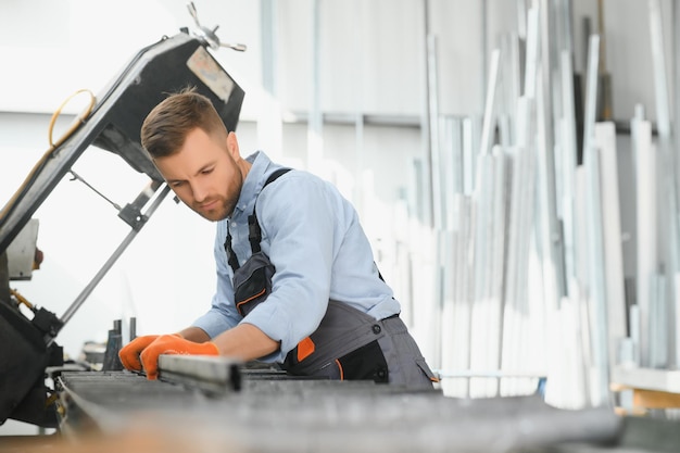 Trabajador de fábrica Hombre trabajando en la línea de producción