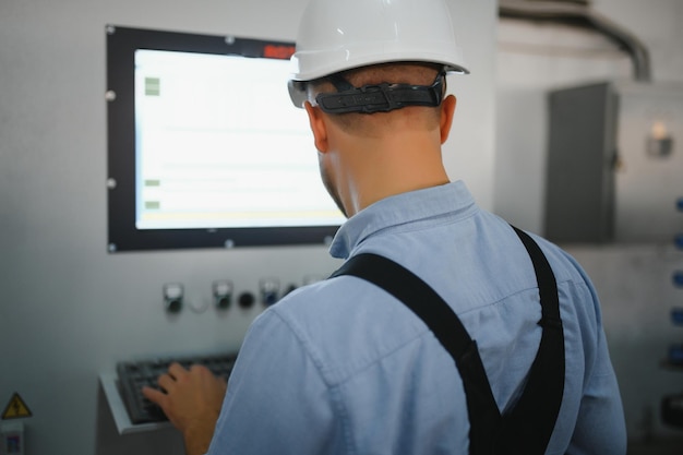 Trabajador de fábrica Hombre trabajando en la línea de producción