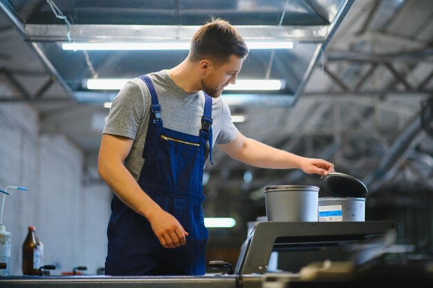 Trabajador en la fábrica en la máquina