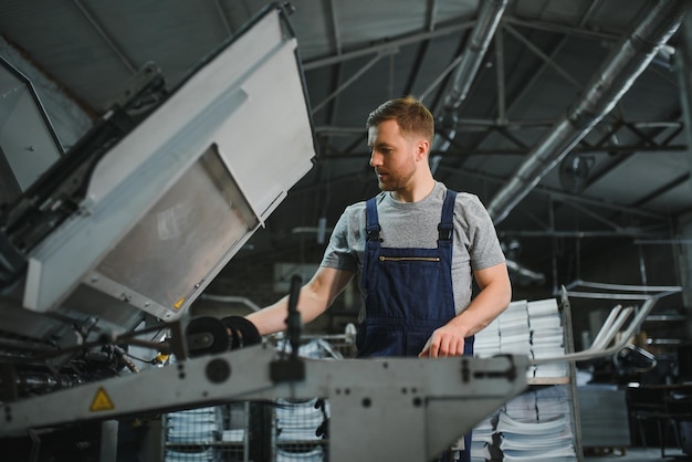 Trabajador en la fábrica en la máquina