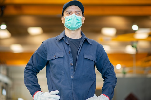 Foto trabajador en una fábrica con una máscara