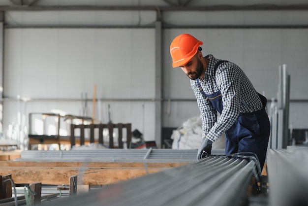 Trabajador de fábrica mide el perfil de metal