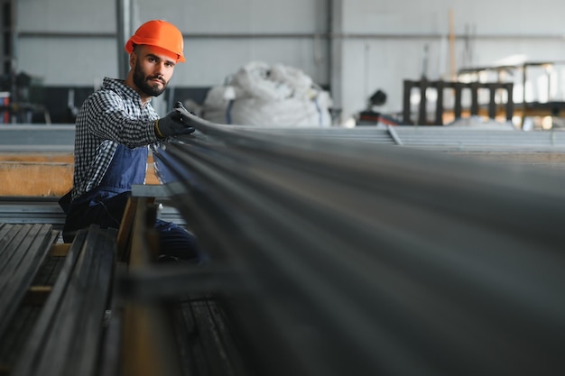 Foto trabajador de fábrica mide el perfil de metal