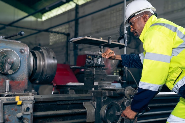 Trabajador de fábrica o ingeniero hace trabajo de máquina en taller de fabricación experto