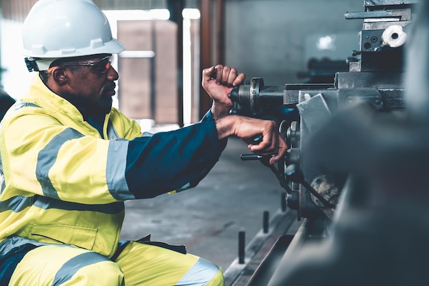 Trabajador de fábrica o ingeniero hace trabajo de máquina en taller de fabricación experto