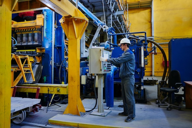 Trabajador de la fábrica en el proceso de trabajo en el equipo.