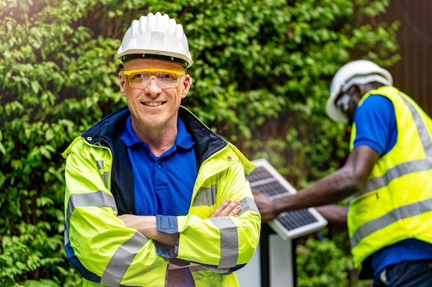 Trabajador de fábrica, técnico, ingeniero, hombre, posición, confianza, con, verde, trabajo, suite, vestido