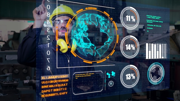 El trabajador de la fábrica utiliza un dispositivo de pantalla holográfica futura para controlar la fabricación