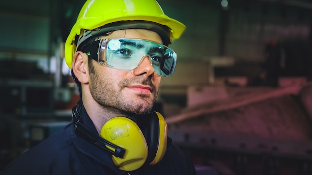 El trabajador de la fábrica utiliza el dispositivo de pantalla holográfica del futuro para controlar la fabricación