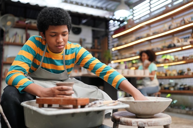 Trabajador en la fabricación de cerámica