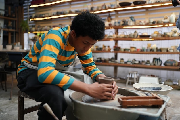 Trabajador en la fabricación de cerámica