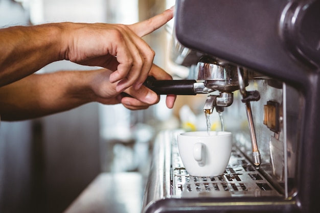 Trabajador feliz haciendo café