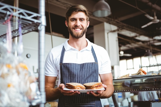 Trabajador feliz con sandwiches