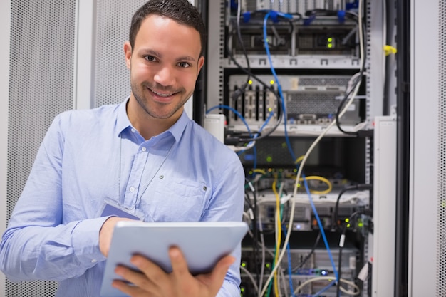 Trabajador feliz con tablet pc