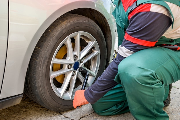 Trabajador de fijación de rueda de coche con llave de cerrar