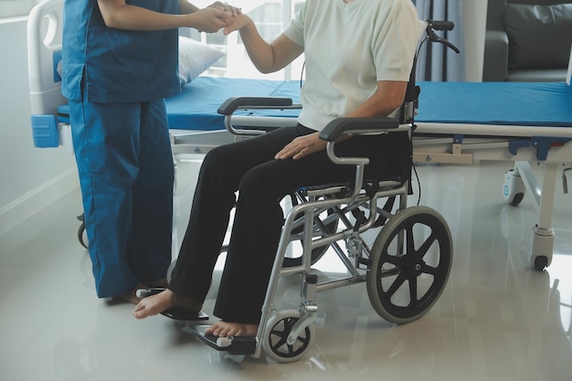 Un trabajador de fisioterapia de rehabilitación moderna con un cliente senior